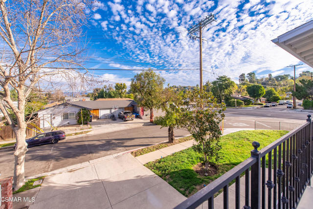 22002 Ybarra Road, Woodland Hills CA: https://media.crmls.org/mediaz/76340e91-d891-4a22-8c86-2639879cc893.jpg