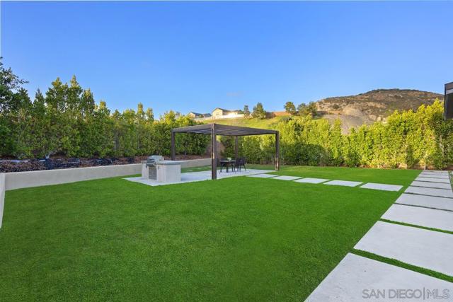 2807 California Poppy Street, Escondido CA: https://media.crmls.org/mediaz/76347e3c-89ac-456f-9c43-54abb13cd622.jpg