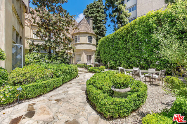 10335 Wilshire Boulevard, Los Angeles CA: https://media.crmls.org/mediaz/7634abfe-0207-4ac2-8fd5-bf56387b27df.jpg