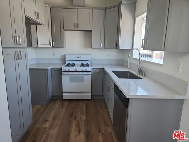 22705 Del Valle Street, 5 photo 8