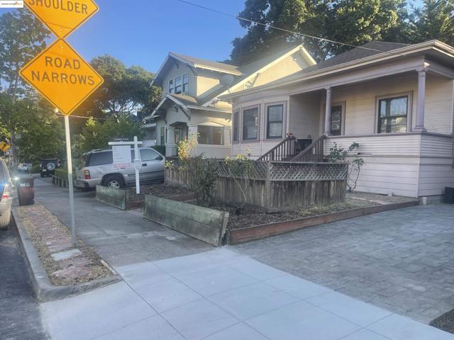 35 Randwick Ave, Oakland CA: https://media.crmls.org/mediaz/763628be-1d40-4f1c-b6ae-2f50c8e3c127.jpg