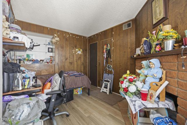 1401 Glenwood Drive, Oxnard CA: https://media.crmls.org/mediaz/7636bdb0-d751-44a8-9d84-1c879f0d3464.jpg