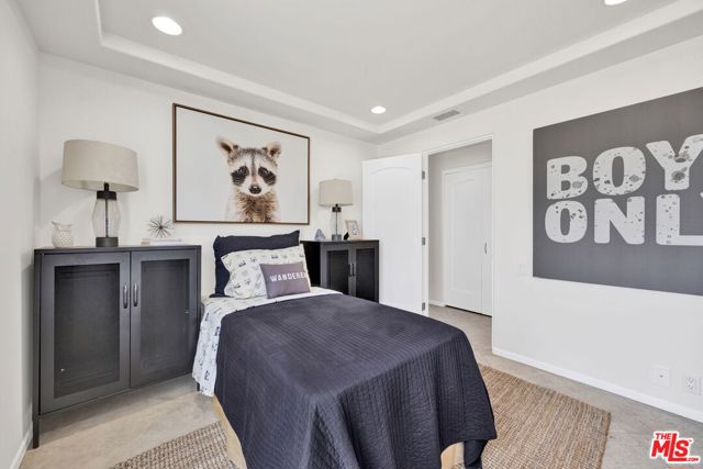 7019 E Seaside Walk, Long Beach CA: https://media.crmls.org/mediaz/7638cb9d-37bd-40b5-a924-c5548b83d687.jpg