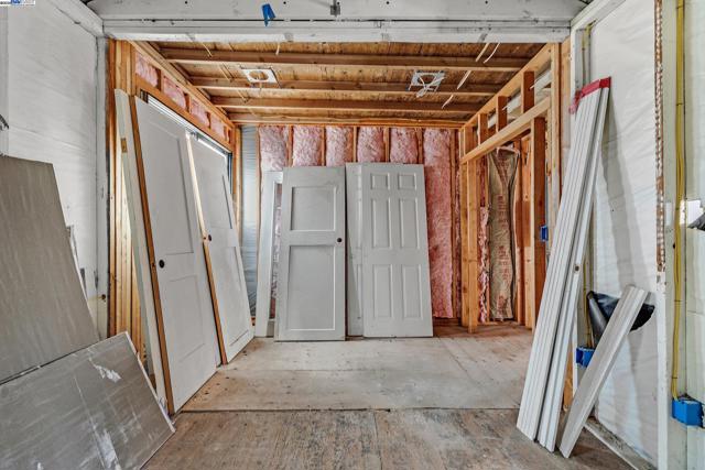 10339 Foothill Blvd, Oakland CA: https://media.crmls.org/mediaz/7638cf11-135a-4744-97e7-f7a79955b33a.jpg