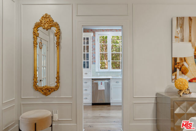 809 S Muirfield Road, Los Angeles CA: https://media.crmls.org/mediaz/763a03cb-7896-4dd7-8813-77a568512eca.jpg