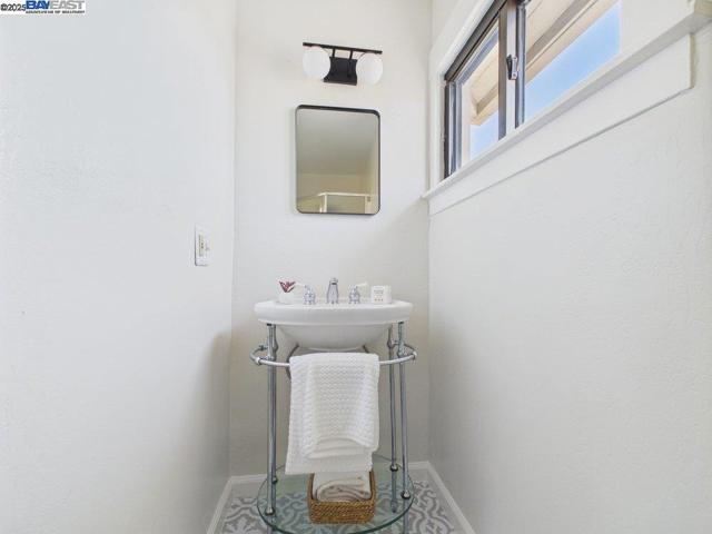 4418 Virginia Ave, Oakland CA: https://media.crmls.org/mediaz/763b3f7c-07b0-4d25-8140-9b6e453219db.jpg