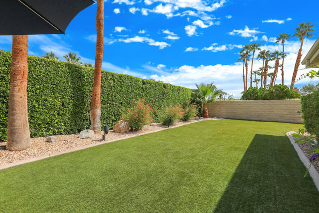 72550 Greenbriar Lane, Palm Desert CA: https://media.crmls.org/mediaz/763bb1fc-77aa-4161-b4bc-be89618bf23c.jpg