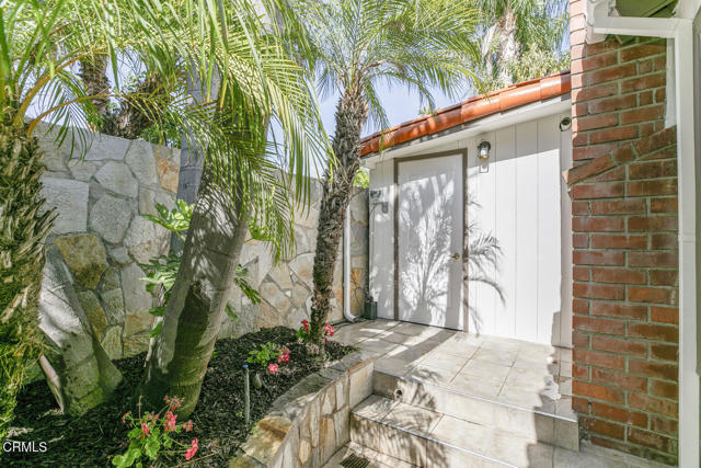 8857 Bluffdale Dr, Sun Valley CA: https://media.crmls.org/mediaz/763c2170-1e1d-4851-a582-af74ab251aa7.jpg