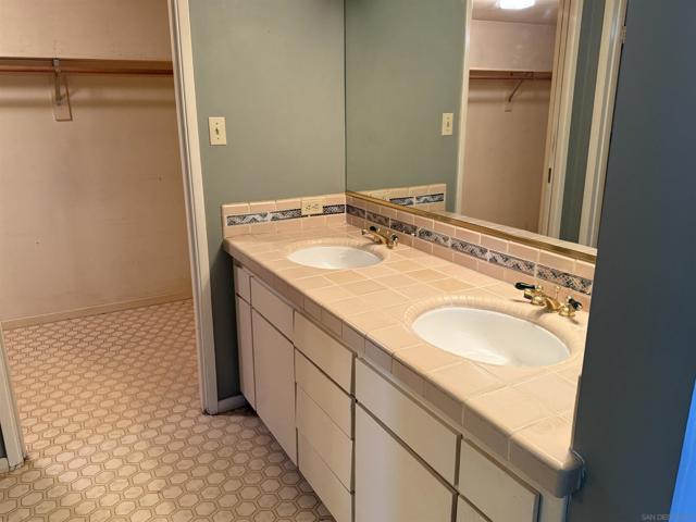 6056 Winfield Ave, La Mesa CA: https://media.crmls.org/mediaz/763d75e2-63b9-4688-97e2-36afeaec7c8b.jpg