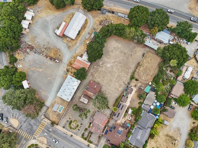 11768 Main St, Sunol CA: https://media.crmls.org/mediaz/763e711a-db5d-49cd-89d5-311a8fdccf6d.jpg