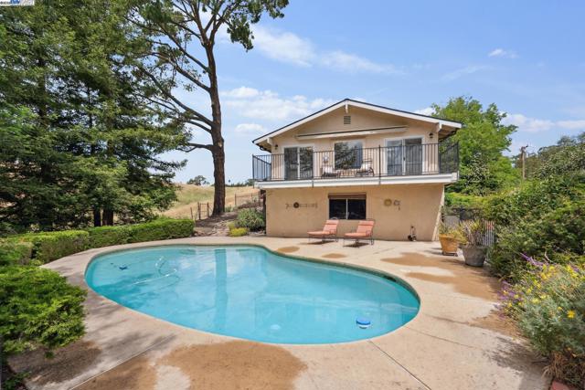 375 Montecillo Dr, Walnut Creek CA: https://media.crmls.org/mediaz/763e9fdb-9e4e-4a83-acc4-496d1f883642.jpg