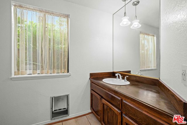 1141 17th Street, Santa Monica CA: https://media.crmls.org/mediaz/763ea211-1755-46d0-b1cf-773335e88269.jpg
