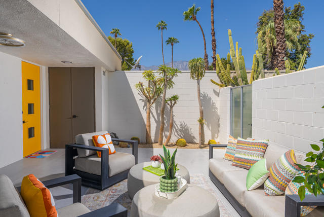 172 Desert Lakes Drive, Palm Springs CA: https://media.crmls.org/mediaz/763ef2e0-8f72-4a45-990c-d1fb1b867d98.jpg
