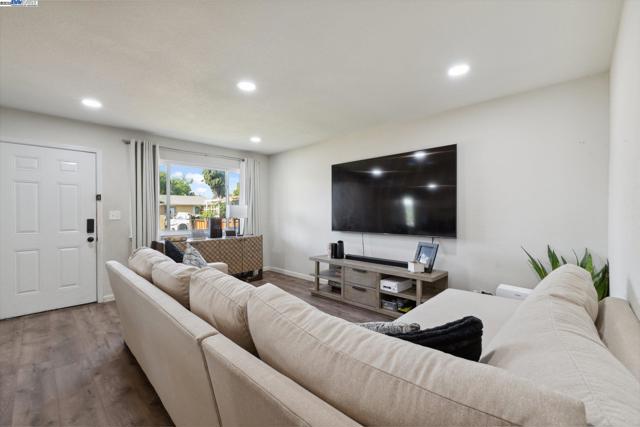 5112 Tyson Ave, Modesto CA: https://media.crmls.org/mediaz/763ef7bb-4bb1-4d1d-8294-f95ccc894982.jpg