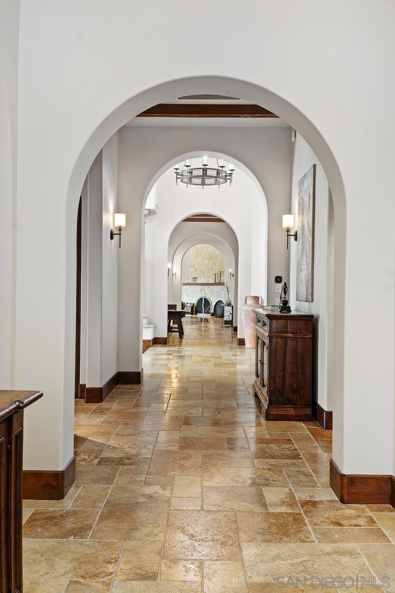 https://media.crmls.org/mediaz/763f80af-001a-436f-adbd-489291a6cd50.jpg?preset=X-Large