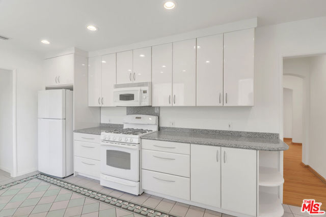 1107 Alfred, Los Angeles CA: https://media.crmls.org/mediaz/763fb6af-b831-454f-8c88-435c5063f5bc.jpg