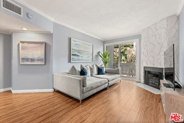 8160 Manitoba Street, Playa del Rey CA: https://media.crmls.org/mediaz/7641a7bd-24b4-4dc2-ba6e-45b0412e40dc.jpg