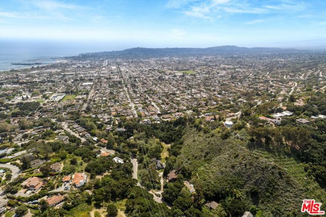 1435 Sycamore Canyon Road, Santa Barbara CA: https://media.crmls.org/mediaz/76423bf8-2106-4063-b70d-753d4973de19.jpg