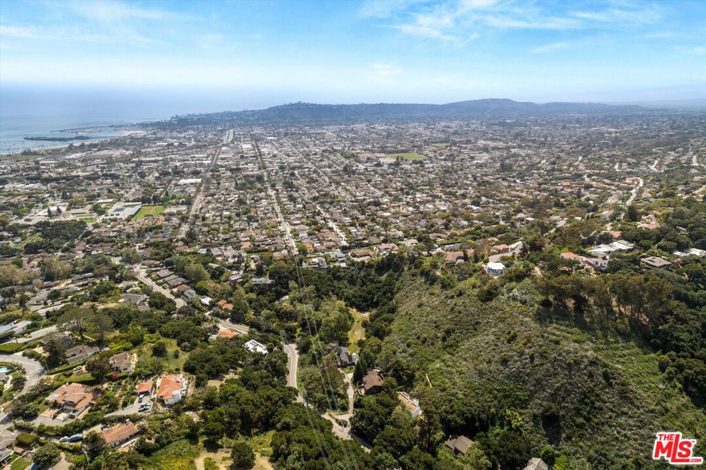 https://media.crmls.org/mediaz/76423bf8-2106-4063-b70d-753d4973de19.jpg?preset=X-Large