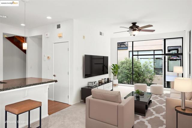 121 City Limits Cir, Emeryville CA: https://media.crmls.org/mediaz/76424f11-8e89-4679-978f-471387351566.jpg