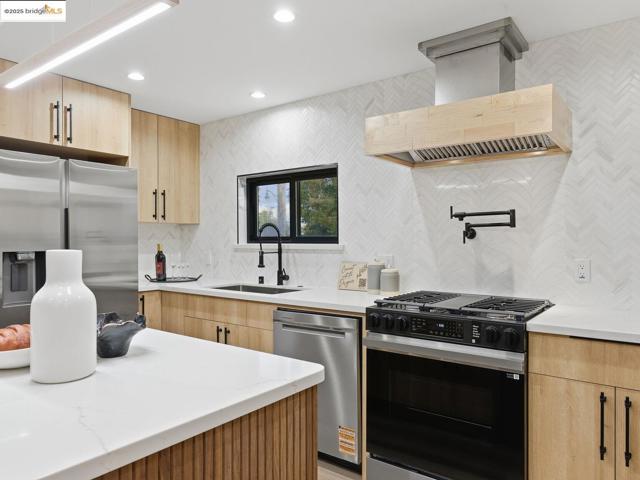 3274 Encinal Ave, Alameda CA: https://media.crmls.org/mediaz/7643721f-00ae-4e5f-bc35-20f4b3c473ad.jpg