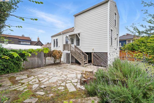 1572 Lincoln Ave, Alameda CA: https://media.crmls.org/mediaz/7644405d-ab55-41b0-a54f-84bd2e3b4da8.jpg