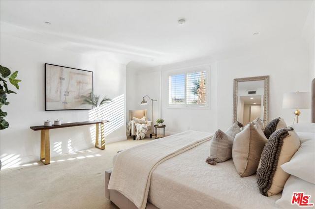 261 S Reeves Drive, Beverly Hills CA: https://media.crmls.org/mediaz/76444076-2c5e-4025-b714-290e7228e891.jpg