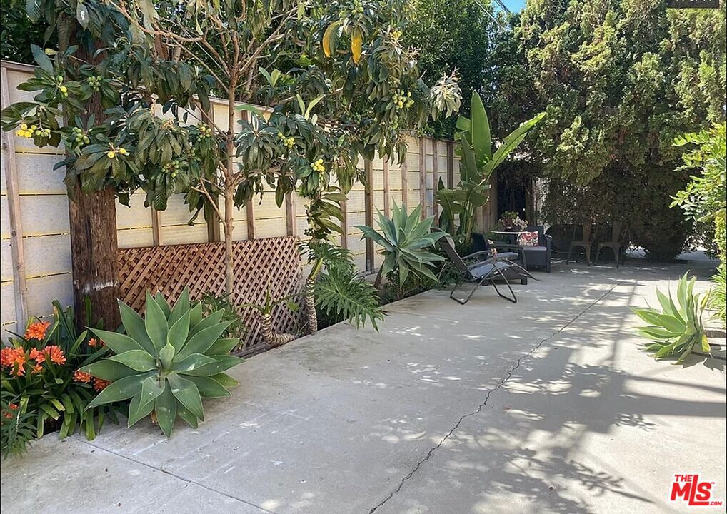https://media.crmls.org/mediaz/76450f75-8f5a-4b24-85b1-8057b200b468.jpg?preset=X-Large