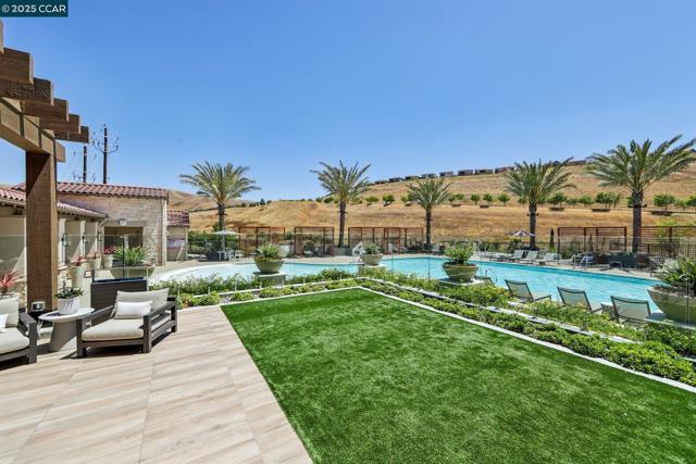 2909 Tulare Hills Dr, Dublin CA: https://media.crmls.org/mediaz/76457618-9f51-4617-b3b4-9013934fa151.jpg