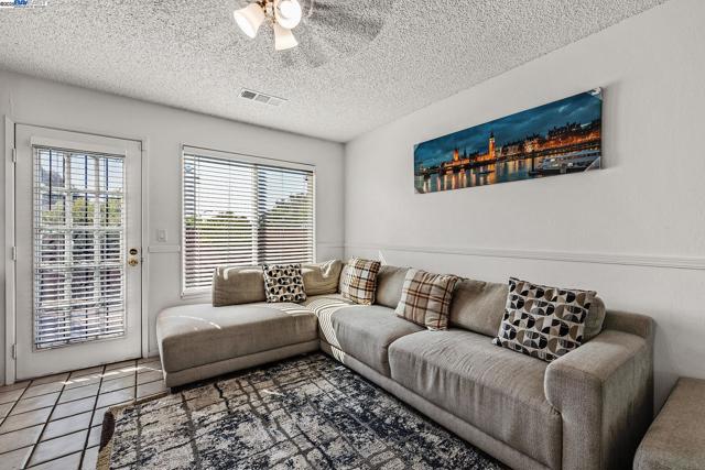 106 Fieldstone Way, Vallejo CA: https://media.crmls.org/mediaz/7645a657-09c1-4d60-92a6-891ffdab1d79.jpg