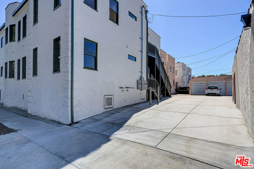https://media.crmls.org/mediaz/76468a8a-cf8f-4e16-8c3a-034321722eff.jpg?preset=X-Large