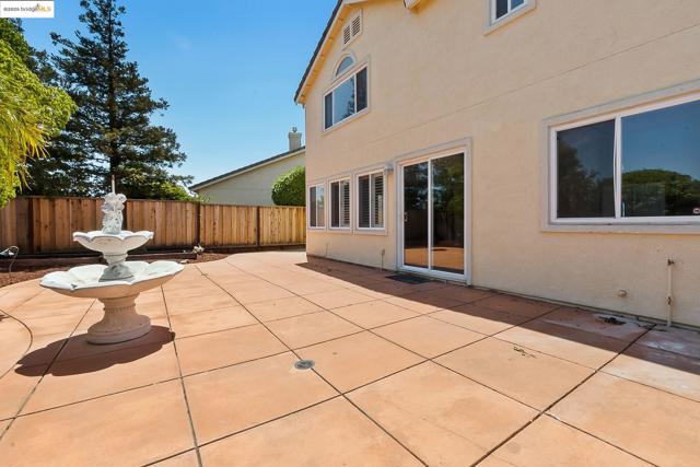 2 Quiet Path Ct, Pittsburg CA: https://media.crmls.org/mediaz/7646b35e-d627-4589-a740-b0f40829afb6.jpg