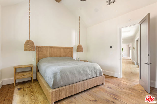 937 & 935 Las Lomas Avenue, Pacific Palisades CA: https://media.crmls.org/mediaz/76495205-a09b-471a-9b2f-33c434afc9b4.jpg