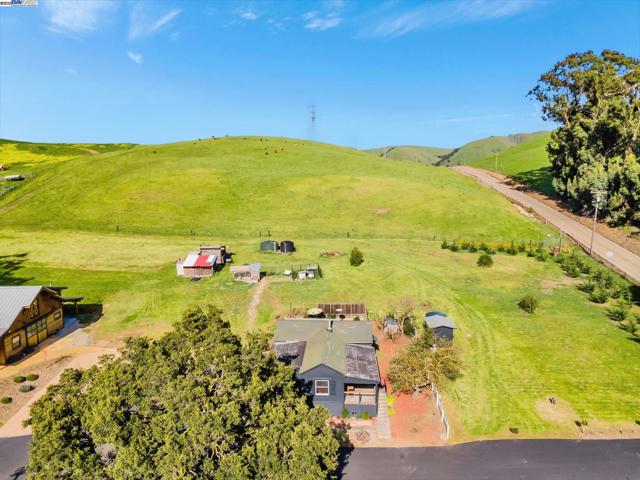 5135 Andrade Rd, Sunol CA: https://media.crmls.org/mediaz/76496696-f46b-4216-bdec-cf5a5f8bb8d4.jpg
