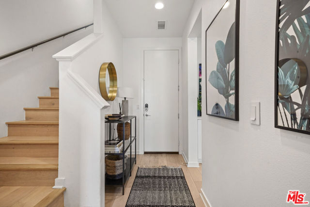 13133 VICTORY Boulevard photo 3