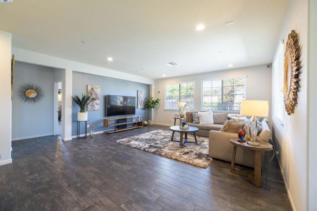 917 Talaria Ct, Oakley CA: https://media.crmls.org/mediaz/764bef9b-c9d5-4eb5-b516-e356ba52725f.jpg