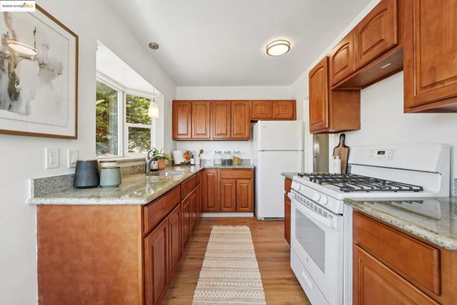 10601 Sheldon St, Oakland CA: https://media.crmls.org/mediaz/764c006b-1894-4b09-8b76-81703eaca58f.jpg