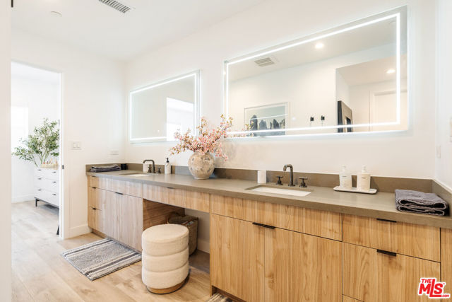 4912 S Centinela Avenue, Los Angeles CA: https://media.crmls.org/mediaz/764d5aa5-5dff-4946-be0d-7eaef49aa0ee.jpg