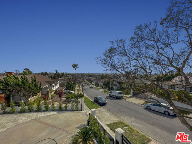 5810 S Halm Avenue, Los Angeles CA: https://media.crmls.org/mediaz/764d6a90-01cb-4e52-8144-bae1e1e38a4c.jpg