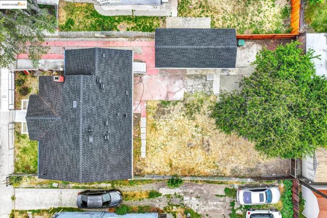 1009 106Th Ave, Oakland CA: https://media.crmls.org/mediaz/764d8bac-ed3c-4a59-8790-023153d56461.jpg