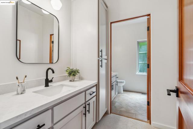 911 Aquarius Way, Oakland CA: https://media.crmls.org/mediaz/764eaa22-870c-4e32-9588-ea058bb7347b.jpg