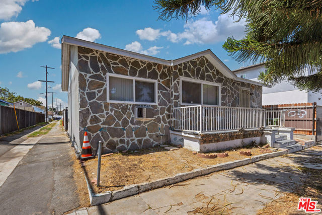 1286 W 39th Place, Los Angeles CA: https://media.crmls.org/mediaz/76509507-1eb6-4362-b29a-817345c819b0.jpg