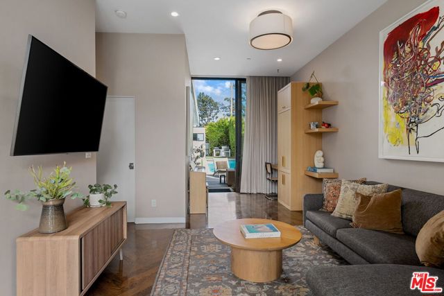 1102 Amoroso Place, Venice CA: https://media.crmls.org/mediaz/7651d020-9059-4cdc-91ce-5f2f7009affc.jpg