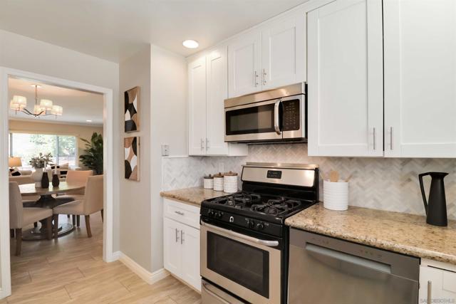 918 La Tierra Dr, San Marcos CA: https://media.crmls.org/mediaz/76527fd3-2f3a-43e0-af9a-45b99a92bbf0.jpg