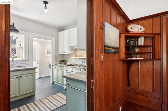 1042 Santa Clara Ave, Alameda CA: https://media.crmls.org/mediaz/765340d5-197c-4d2e-bcce-8311e39c2bcb.jpg