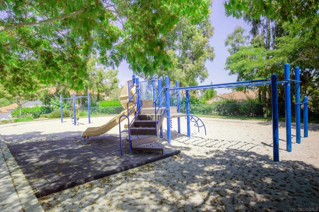 2537 Carriagedale Row, La Jolla CA: https://media.crmls.org/mediaz/7654df5a-c1e6-4bc4-a392-e7010d52b16d.jpg