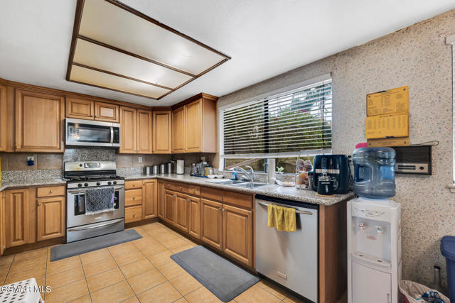 7565 Melvin Avenue, Reseda CA: https://media.crmls.org/mediaz/76553e9f-4b80-485c-bd92-fcf7321ede4e.jpg