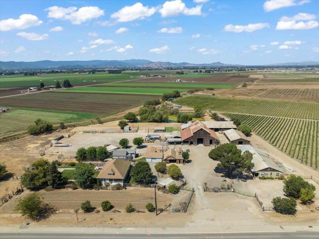 2675 Pacheco Pass Highway, Gilroy CA: https://media.crmls.org/mediaz/765568ec-bef6-4438-825b-80c09904dcc0.jpg