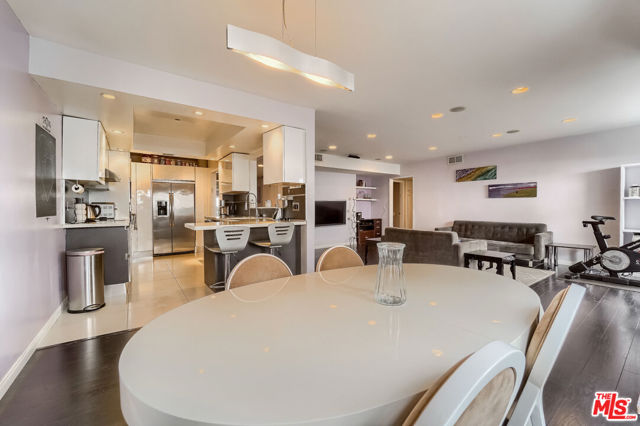 910 S HOLT Avenue, Los Angeles CA: https://media.crmls.org/mediaz/76559b93-98f0-4f99-a158-a34b5238b399.jpg