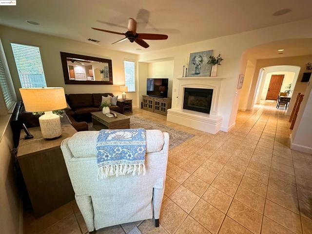 1327 Remington Ct, Tracy CA: https://media.crmls.org/mediaz/7655f39c-1a9e-4d90-a653-269015fb8bfb.jpg